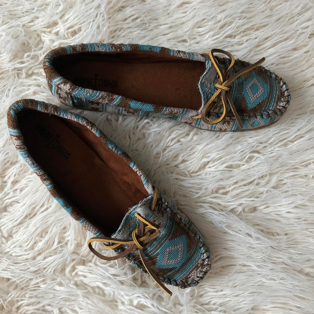 NWOT Minnetonka Moccasin with Teal and Brown Print